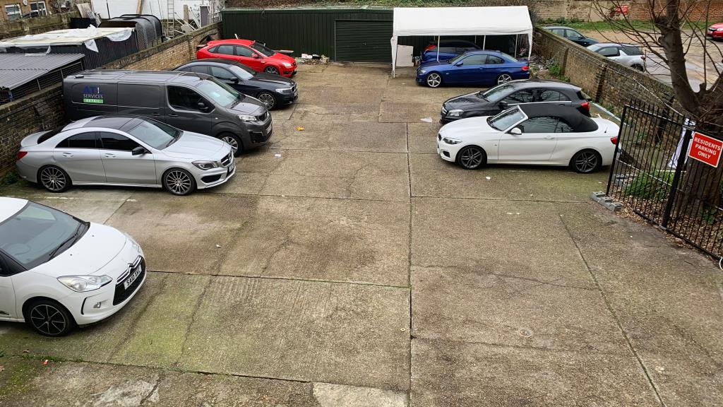 Lot: 112 - FIFTEEN LETTING UNITS FOR INVESTMENT - Parking and workshop